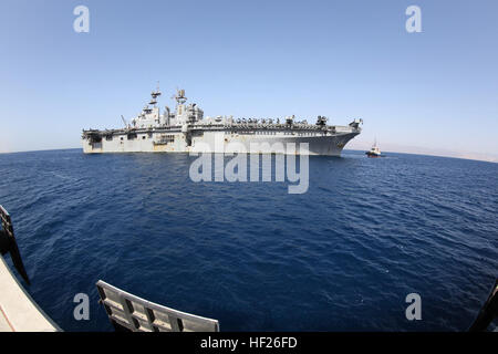 La USS Bataan (LHD-5) si prepara a dock presso il Royal Jordanian base navale nel porto di Aqaba in Giordania per partecipare in scenari di addestramento con i partner regionali durante l'esercizio desiderosi Lion 2014 maggio 23. Esercizio desiderosi di Lion è una delle ricorrenti, multi-nazionale esercizio inteso a rafforzare strutture militari le relazioni e rafforzare la stabilità e la sicurezza regionale rispondendo al moderno-giorno gli scenari di protezione. (U.S. Marine Corps foto di Sgt. James A. Hall/RILASCIATO) desiderosi Lion 2014 140523-M-ET113-016 Foto Stock