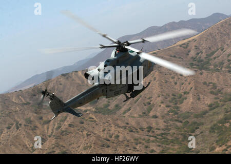 080828-M-2708O-6282.jpg HUEY.006 Marine Corps base Camp Pendleton, California - I piloti con Marine Attacco leggero elicottero Training Squadron 303, Marine Aircraft Group 39, terzo aeromobile Marina Wing, girare per effettuare un altro passaggio su un bersaglio durante la conduzione di una pistola spara con un UH-1Y 'Huey' appartenenti alla squadriglia al Marine Corps base Camp Pendleton Agosto 28. Il nuovo Huey è in grado di trasportare un armamento intercambiabile del GAU-16 .calibro 50 mitragliatrice, M-240 medie mitragliatrice e GAU 17, 7,62 millimetro sei canna mini pistola. (U.S. Marine Corps photo by Lance Cpl. Christopher O'Quin) (Releas Foto Stock