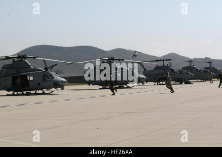 080828-M-2708O-6298.jpg HUEY.007 Marine Corps base Camp Pendleton, California - I tecnici di artiglieria con Marine Attacco leggero elicottero Training Squadron 303, Marine Aircraft Group 39, terzo aeromobile Marina Wing, eseguito per rimuovere l'artiglieria inutilizzato da UH-1Y 'Huey's" appartenenti allo squadrone imbarcato Marine Corps base Camp Pendleton Agosto 28. L'ordnance tecnici sono responsabili per i diversi tipi di proiettili di artiglieria tra cui razzi e .calibro 50, e 7,62 mm Dimensioni mitragliatrice round. (U.S. Marine Corps photo by Lance Cpl. Christopher O'Quin) (rilasciato) USMC-080828-M-2708O-6298 Foto Stock