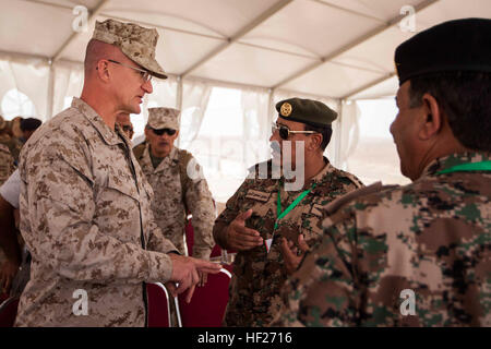 Stati Uniti Marine Corps Brig. Gen. Gregg Olson, Marine Corps le forze di Comando Centrale (Avanti) comandante generale, parla di giordani forze armate (JAF) ufficiali dopo 22 Marine Expeditionary Unit (MEU) Marines e JAF truppe completato un bracci combinata live-fire esercizio prova come parte di esercizio desiderosi Lion 2014. Desiderosi di Lion è una delle ricorrenti, multinazionale esercizio inteso a rafforzare strutture militari relazioni, aumentare l'interoperabilità tra nazioni partner e migliorare la sicurezza regionale. La ventiduesima MEU è distribuito con il Bataan anfibio gruppo pronta come una riserva di teatro e di crisi Foto Stock