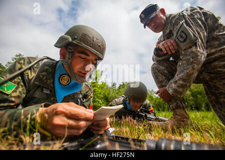 New Jersey Esercito Nazionale Guardia istruttore trapano Sgt. 1. Classe Harry R. Martinez, destra, osserva come funzionario albanese candidati Hekuran Budani, sinistra e Andi Gjeci preparare una relazione nel corso di esplosivi improvvisati per la formazione del dispositivo a base comuneGuire-Dix Mc-Lakehurst, N.J., Giugno 4, 2014. L'Albania è il primo membro del programma di Partenariato Paese a inviare i suoi officer candidati negli Stati Uniti per partecipare a un funzionario scuola del candidato (OCS) programma. Il 12-settimana NJARNG programma OCS è modellato dopo l'active-dovere programma a Fort Benning, Ga., e include istruzioni in aula, fisico e leadership tr Foto Stock