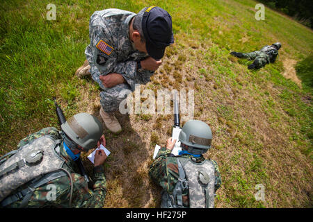 New Jersey Esercito Nazionale Guardia istruttore trapano Sgt. 1. Classe Harry R. Martinez, centro osserva come funzionario albanese candidati Andi Gjeci, sinistra e Hekuran Budani preparare una relazione nel corso di esplosivi improvvisati per la formazione del dispositivo a base comuneGuire-Dix Mc-Lakehurst, N.J., Giugno 4, 2014. L'Albania è il primo membro del programma di Partenariato Paese a inviare i suoi officer candidati negli Stati Uniti per partecipare a un funzionario scuola del candidato (OCS) programma. Il 12-settimana NJARNG programma OCS è modellato dopo l'active-dovere programma a Fort Benning, Ga., e include istruzioni in aula, fisico e leadership t Foto Stock