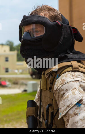 Un Marine con Alfa Company, 8 Supporto tecnico di battaglione, 2° Marine Logistics Group esegue la scansione della zona per le forze di opposizione durante le operazioni militari in Terreno urbano esercizio a bordo di Camp Lejeune, N.C., Giugno 5, 2014. La società ha utilizzato gli effetti speciali di piccole armi sistema di marcatura durante il corso di formazione per fornire Marines con simulazione di munizioni durante scontri a fuoco in uno sforzo per aumentare il realismo dell'esercizio. Le operazioni in ambiente urbano mettere gli ingegneri di combattimento alla prova 140605-M-DS159-031 Foto Stock