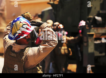 Sgt. Joshua Jacobs, un relitto capo equipaggio con Marine Wing Support Squadron 371, dà mano-e-segnali del braccio di guida di una gru per prelevare i detriti alla AV-8B Harrier II crash site in età imperiale, California, sabato. Marines coinvolti nell'operazione sono in stretta collaborazione con i funzionari locali per rimuovere in modo sicuro tutti i potenziali materiali pericolosi dalla zona circostante. Yuma Marines iniziare Cleanup a AV-8B Harrier crash scena in imperiale, Calif. 140607-M-BK311-002 Foto Stock