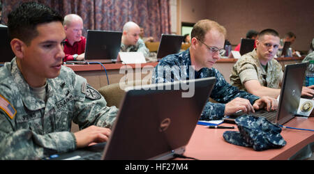 Navy Commander Kevin Blenkhorn, un computer sciences professore presso l'U.S. Accademia navale, funziona con i suoi servizi comuni i compagni di squadra durante gli Stati Uniti Dell'esercito Cyber "centro di eccellenza", Fort Gordon in Augusta, Georgia ha ospitato un multi-servizio 'NetWar' per mostrare e costruire, cyber funzionalità guerriero Martedì, 10 giugno. Venti-otto soldati, aviatori, Navy e Marine Corps i professionisti di computer compreso quattro squadre che rappresentano gli Stati Uniti Dell'esercito attivo, riserva e Guardia Nazionale con una Joint-servizi team che includeva un U.S. Il Comando Operazioni Speciali civili. Gli scenari incaricato ai team di raggiungere tre Foto Stock