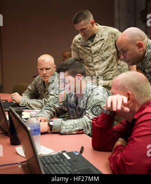 Navy Commander Kevin Blenkhorn, un computer sciences professore presso l'U.S. Accademia navale, funziona con i suoi servizi comuni i compagni di squadra durante gli Stati Uniti Dell'esercito Cyber "centro di eccellenza", Fort Gordon ad Augusta, in Georgia, ha ospitato un multi-servizio 'NetWar' per mostrare e costruire, cyber funzionalità guerriero Martedì, 10 giugno. Venti-otto soldati, aviatori, Navy e Marine Corps i professionisti di computer compreso quattro squadre che rappresentano gli Stati Uniti Dell'esercito attivo, riserva e Guardia Nazionale con una Joint-servizi team che includeva un U.S. Il Comando Operazioni Speciali civili. Gli scenari incaricato ai team di raggiungere th Foto Stock