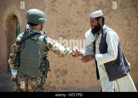 L Esercito nazionale afgano (ANA) soldati con la quarta Tolay, sesto Kandak, 6° Brigata, 215th Corps, visite e parla con la società civile locale in Aawalbad Villiage, provincia di Helmand, Afghanistan, 10 giugno 2014. ANA conduce casuale pattuglie di sicurezza per la costruzione di un rapporto con la locale popolazione afghana e disgregare gli spostamenti del nemico come un mezzo per fissare l'Afghanistan per gli afghani. (Gazzetta USMC Photo by Staff Sgt. Jonathan T. Spencer, Marine Expeditionary Brigade Afghanistan, lotta contro il capo della fotocamera/RILASCIATO) ANA salvaguardie Aawalbad 140610-M-FW387-006 Foto Stock