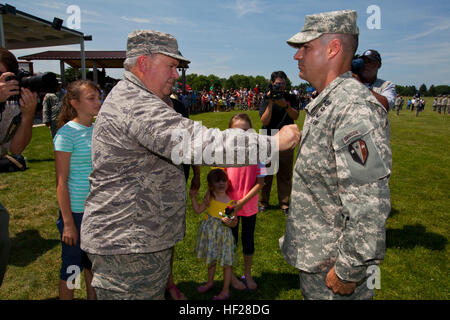 Brig. Gen. Michael L. Cunniff, sinistra, l'Aiutante Generale del New Jersey, promuove l'1-114th fanteria comandante il Mag. Frederick Pasquele Jr.al tenente colonnello durante la cerimonia di partenza per l'1-114th fanteria, New Jersey Esercito nazionale di protezione, a Campo Doughboy, Base comuneGuire-Dix Mc-Lakehurst, N.J., 18 giugno 2014. Sette soldati inclusi sono stati promossi alla cerimonia. I quasi 450 Citizen-Soldiers dalla Woodbury, Freehold e Mt. Holly armory fornirà il comando e il controllo di tre forze di sicurezza alle aziende di eseguire la forza di protezione e fissaggio sito critico di posizioni; fornire Foto Stock