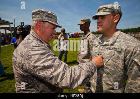 Brig. Gen. Michael L. Cunniff, sinistra, l'aiutante generale del New Jersey, promuove il PFC. James Fiederlein a uno specialista durante la cerimonia di partenza per l'1-114th fanteria, New Jersey Esercito nazionale di protezione, a Campo Doughboy, Base comuneGuire-Dix Mc-Lakehurst, N.J., 18 giugno 2014. Sette soldati inclusi sono stati promossi alla cerimonia. I quasi 450 cittadino-soldato da Woodbury, Freehold e Mount Holly armory fornirà il comando e il controllo di tre forze di sicurezza alle aziende di eseguire la forza di protezione e fissaggio sito critico di posizioni; fornire supervisione per la pianificazione di missione e di annuncio Foto Stock