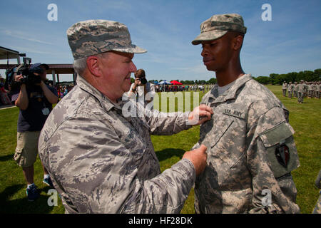 Brig. Gen. Michael L. Cunniff, sinistra, l'aiutante generale del New Jersey, promuove Pvt. Malcolm Donckers al privato di prima classe durante la cerimonia di partenza per l'1-114th fanteria, New Jersey Esercito nazionale di protezione, a Campo Doughboy, Base comuneGuire-Dix Mc-Lakehurst, N.J., 18 giugno 2014. Sette soldati inclusi sono stati promossi alla cerimonia. I quasi 450 Citizen-Soldiers dalla Woodbury, Freehold e Mount Holly armory fornirà il comando e il controllo di tre forze di sicurezza alle aziende di eseguire la forza di protezione e fissaggio sito critico di posizioni; fornire supervisione per la missione planni Foto Stock