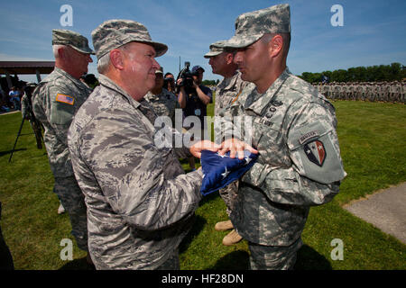 Brig. Gen. Michael L. Cunniff, sinistra, l'Aiutante Generale del New Jersey, presenta la bandiera americana a 1-114th fanteria tenente comandante Col. Frederick Pasquele Jr. durante la cerimonia di partenza per l'1-114th fanteria, New Jersey Esercito nazionale di protezione, a Campo Doughboy, Base comuneGuire-Dix Mc-Lakehurst, N.J., 18 giugno 2014. I quasi 450 Citizen-Soldiers dalla Woodbury, Freehold e Mt. Holly armory fornirà il comando e il controllo di tre forze di sicurezza alle aziende di eseguire la forza di protezione e fissaggio sito critico di posizioni; fornire supervisione per la missione di pianificazione e amministrative s Foto Stock