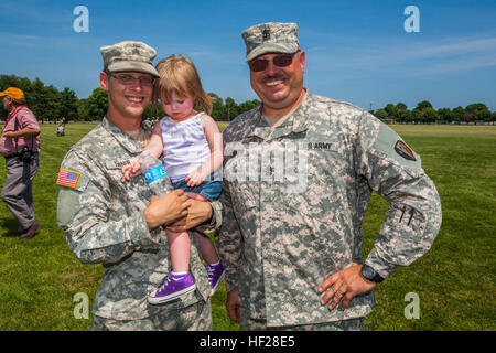 Sgt. Renzo B. Turner Jr., sinistra, C Company, 1-114th fanteria, New Jersey Esercito Nazionale Guardia, posa per una foto con sua figlia e padre, 1 Sgt. Renzo B. Turner, dopo la cerimonia di partenza per l'1-114th fanteria, al campo Doughboy, Base comuneGuire-Dix Mc-Lakehurst, N.J., 18 giugno 2014. I quasi 450 cittadino-soldato da Woodbury, Freehold e Mount Holly armory fornirà il comando e il controllo di tre forze di sicurezza alle aziende di eseguire la forza di protezione e fissaggio critica le posizioni del sito, fornire la supervisione per la pianificazione di missione e di sostegno amministrativo e di condotta entr Foto Stock