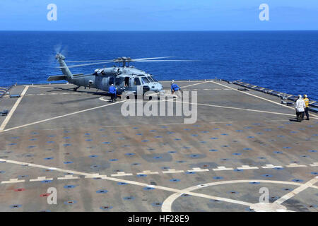 I marinai con la USS Comstock limitare un MH-60 Sea Hawk il trasporto di Marines con xi Marine Expeditionary Unit durante l esercizio di certificazione (CERTEX) al largo della costa della California Meridionale, 18 giugno. Xi MEU e squadrone anfibio 5 team CERTEX condotta per affinare la missione-compiti essenziali, eseguire specificato MEU e pronto anfibio operazioni del gruppo e certificare la fondazione di una coesa squadra di combattimento per le esercitazioni e le operazioni che essi possono incontrare nella loro prossima distribuzione. (U.S. Marine Corps foto di Sgt. Melissa Wenger/RILASCIATO) Sea Hawk trasporta xi MEU Marines di USS Comst Foto Stock