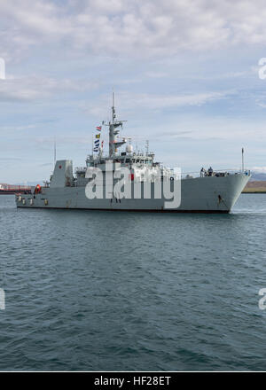 Nave canadese HMCS Summerside arriva al domenicano Base Navale, Las caldere situato nei pressi di Bani, Repubblica dominicana durante il Tradewinds 2014, 19 giugno 2014. Stati Uniti Marines con Charley Company, 4 Applicazione della Legge battaglione, forze Marine Riserva e soldati con l'esercito canadese sono la formazione delle forze di polizia da 13 nazioni partner che partecipano in Tradewinds Fase II campo di esercizio di formazione tenutosi dal 16 giugno fino al 25 giugno. Tradewinds 2014 è un giunto, esercizio combinato condotta al fine di costruire la nazione partner contro il crimine organizzato transnazionale e le missioni umanitarie e di aria di disastro Foto Stock