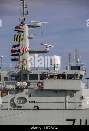 La Guardia Costiera canadese membri stand sulla nave canadese HMCS Summerside arriva al domenicano Base Navale, Las caldere situato nei pressi di Bani, Repubblica dominicana durante il Tradewinds 2014, 19 giugno 2014. Stati Uniti Marines con Charley Company, 4 Applicazione della Legge battaglione, forze Marine Riserva e soldati con l'esercito canadese sono la formazione delle forze di polizia da 13 nazioni partner che partecipano in Tradewinds Fase II campo di esercizio di formazione tenutosi dal 16 giugno fino alla fine di giugno 25th. Tradewinds 2014 è un giunto, esercizio combinato condotta al fine di costruire la nazione partner contro-organizzata transnazionale cr Foto Stock