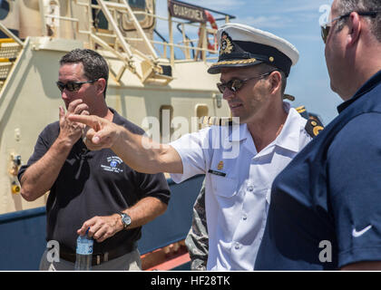 Il cap. Paolo Dempsey, difesa canadese Attaché per la regione, impara circa i tipi di navi che vengono utilizzati durante l'esercizio Tradewinds 2014, a bordo il domenicano Base Navale, Las caldere situato nei pressi di Bani, Repubblica Dominicana, 23 giugno 2014. Il cap. Dempsey ha visitato la base navale e ha avuto la possibilità di osservare alcune delle evoluzioni di formazione avrà luogo come parte della fase II di esercizio. Fase II di Tradewinds 2014 è principalmente un campo di massa esercitazione tenutasi dal 16 giugno fino alla fine di giugno 25th. Tradewinds 2014 è un giunto, esercizio combinato condotta al fine di costruire la nazione partner co Foto Stock