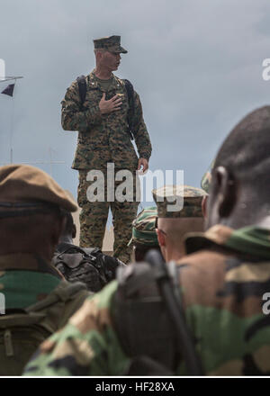 Stati Uniti Marine Lt. Col. Sidney Park, Tradewinds 2014 Task Force Commander, parla con gli Stati Uniti Marines con C Company, 4 Applicazione della Legge battaglione, forze Marine Riserva, soldati con la Royal Canadian Esercito e militari da 13 nazioni partner circa la concorrenza della squadra a segnare l'ultima giornata di allenamento del giunto e di esercizio combinato. Dodici team costituito da un membro di ciascuna nazione partner hanno gareggiato per vantarsi dei propri diritti in eventi come interno tattiche urbano di formazione interni, vicino quartiere battaglie e radure camera parte del gruppo combinato competizioni durante il Tradewinds 2014 un Foto Stock