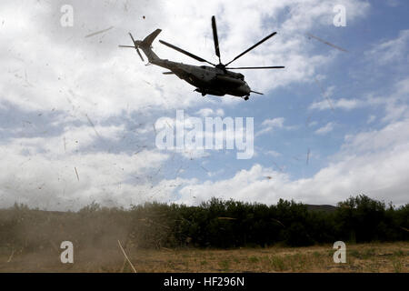 Un CH-53E Super Stallion con Marine elicottero pesante Squadron (HMH) 465 guadagna in altezza mentre il trasporto di Marines in un'area obiettivo durante il corso di formazione a bordo Marine Corps base Camp Pendleton, California, 27 giugno. L'inserimento e l'estrazione di formazione Marines permette di entrare e uscire da un'area obiettivo rapidamente da miglia di distanza. HMH-465 esegue esercizio RAID con unità di massa 140627-M-CJ278-325 Foto Stock