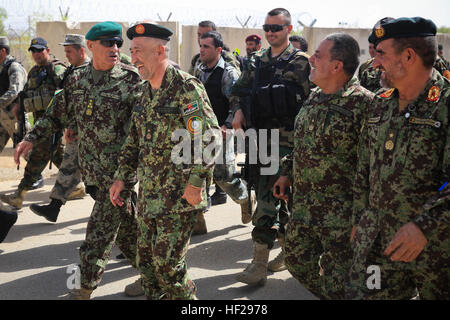 L Esercito nazionale afgano (ANA) gen. Shir Mohammad Karimi, sinistra, capo del personale dell'esercito, colloqui con alti funzionari di ANA, assegnato alla 215th Corps, a bordo Camp Shorabak, provincia di Helmand, Afghanistan, 27 giugno 2014. Karimi ha visitato con Ana leader e consulenti di ISAF per discutere le questioni militari nella zona sud-ovest dell'Afghanistan. (Ufficiale DEGLI STATI UNITI Marine Corps photo by Lance Cpl. Darien J. Bjorndal, Marine Expeditionary Brigade Afghanistan/ Rilasciato) Top Afghan generale visita Helmand 140627-M-MF313-300 Foto Stock