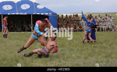 Degli Stati Uniti e stranieri membri di servizio partecipano in esercizio Khaan ricerca 2014 guardare mongoli combattono durante un mini-Naadam festival il 27 giugno 2014, a cinque colline Area Formazione in Mongolia. Naadam è un mongolo tradizionale festival che si tiene ogni Luglio e consiste di wrestling mongolo, corse di cavalli e tiro con l'arco. Ricerca Khaan è una multinazionale annuale esercizio sponsorizzato da Stati Uniti e Mongolia, ed è destinato a rafforzare le capacità degli Stati Uniti, mongola e altre nazioni? Le forze internazionali in operazioni a sostegno della pace. (U.S. Marine Corps foto di Cpl. Alyssa N. Gunton/RILASCIATO) usa un Foto Stock