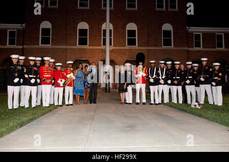 Dal centro a sinistra, First Lady degli Stati Uniti Michelle Obama; Sasha Obama; la sera Parade ospite d onore, Presidente degli Stati Uniti Barack H. Obama; la First Lady del Marine Corps Bonnie Amos; e la parata host, Comandante della Marine Corps gen. James F. Amos, posa per una foto con Marines seguendo la sfilata serale a caserma marini Washington a Washington D.C., 27 giugno 2014. La serata di sfilate si svolgono ogni venerdì notte durante i mesi estivi. (U.S. Marine Corps photo by Lance Cpl. Alejandro Sierras/RILASCIATO) sera sfilano per il Presidente degli Stati Uniti 140627 Foto Stock