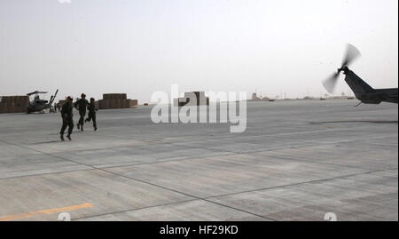 Marines con Marine Attacco leggero elicottero Squadron 467 eseguire per la risoluzione dei problemi di un AH-1W Cobra a bordo di Camp Bastion, Afghanistan luglio 3, 2014. Luce subacquea attacco squadrone elicottero 467 è stato istituito cinque anni fa a bordo di Marine Corps Air Station Cherry Point, N.C., ed è il loro primo combattere la distribuzione come uno squadrone. I marines di HMLA-467 sarà l'ultimo Marines a condurre vicino-aria supportano operazioni in Afghanistan a sostegno dell'Operazione Enduring Freedom. (U.S. Marine Corps Photo by: Sgt. Francesca Johnson/RILASCIATO) HMLA-467 conduce prima combattere la distribuzione delle operazioni di supporto nel timone Foto Stock