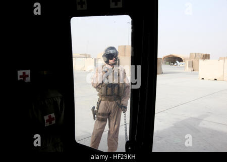 Il personale Sgt. Jonathan Lee, un senior capo equipaggio con Marine Attacco leggero elicottero Squadron 467, attende al di fuori di un UH-1Y Huey a bordo di Camp Bastion, Afghanistan luglio 3, 2014. Luce subacquea attacco squadrone elicottero 467 è stato istituito cinque anni fa a bordo di Marine Corps Air Station Cherry Point, N.C., ed è il loro primo combattere la distribuzione come uno squadrone. I marines di HMLA-467 sarà l'ultimo Marines a condurre vicino-aria supportano operazioni in Afghanistan a sostegno dell'Operazione Enduring Freedom. (U.S. Marine Corps Photo by: Sgt. Francesca Johnson/RILASCIATO) HMLA-467 conduce la prima distribuzione di combattimento Foto Stock