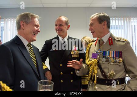 140704-N-WL435-313 ROSYTH, Scozia (Luglio 4, 2014) segretario della Marina (SECNAV) Ray Mabus, a sinistra e a capo di operazioni navali (CNO) Adm. Jonathan Greenert sorriso come il capo di Stato Maggiore della Difesa delle forze armate britanniche gen. di Sir Nicholas Houghton condivide un racconto umoristico durante un ricevimento prima della cerimonia di denominazione per la Royal Navy portaerei HMS Queen Elizabeth. Mabus e Greenert hanno partecipato all'evento come una dimostrazione di sostegno per uno dei più antichi e più stretti alleati degli Stati Uniti e a impegnarsi con internazionali civili e militari. (U.S. Foto di Marina di Massa Capo Communic Foto Stock