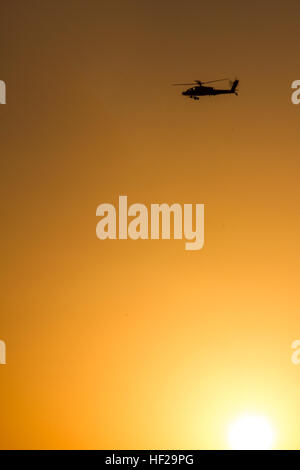 Un AH-64 Apache volato da 3° Battaglione, 159attacco battaglione di ricognizione (ARB), 42nd combattere la Brigata aerea (cabina), cerchi torna dopo un attacco eseguito durante una joint aviation fuoco esercizio di supporto con Marina MH-60S Sea Hawk elicotteri da portaerei USS George H.W. Bush e Air Force Il morsetto di giunzione le centraline di attacco dalle ottantaduesima Expeditionary Air Operations Squadron su luglio 8, 2014, vicino a Camp Buehring in Kuwait. La ARB, originariamente di stanza in Germania sotto la cabina XII, è dispiegata in Kuwait a sostegno dell'Operazione Enduring Freedom sotto la XLII CABINA, New York Esercito Nazionale gua Foto Stock