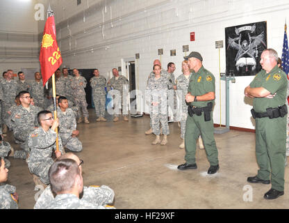 Stati Uniti Customs and Border Protection Agent Tim York affronta i soldati dell'2220th Azienda di Trasporti a Valencia la Armory in Tucson, Arizona, 11 luglio. Il gruppo è stato riconosciuto per il trasporto di più di 200 tonnellate di barriere da El Centro in California a Naco, Ariz. Gli ostacoli sono stati utilizzati per proteggere una sezione della frontiera internazionale tra il Messico e gli Stati Uniti. (Guardia Nazionale foto di Spc. Wes Parrell) US CBP riconosce Arizona SoldiersE28099 contributo alla sicurezza dei confini 140711-Z-GD917-025 Foto Stock