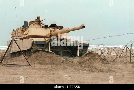 Un M1 Abrams serbatoio dal serbatoio 1° Battaglione, 1° Divisione Marine, violazioni l'ostacolo cinghia con una miniera aratro durante l'assalto anfibio sulla Spiaggia Rossa. DM-SD-98-03384 Foto Stock