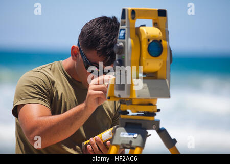 Lancia Cpl. Michael Stroud, a Des Moines, Iowa, nativo e geospatial intelligence analyst con 2° Battaglione di intelligence, II Marine forza expeditionary, utilizza apparecchiature di indagine su una spiaggia a Camp Pendleton, California, 16 luglio 2014. Marines dal battaglione ha effettuato un giro di formazione missionaria alla base per testare la loro capacità di condurre indagini idrografiche al di là della loro stazione di casa di Camp Lejeune, N.C. Ha introdotto il sondaggio idrografiche di programma che è unico in Marine Corps, come un modo di condurre analisi dettagliate delle spiagge, attraversamenti sul fiume e altri ambienti d'acqua. Il Marine Foto Stock