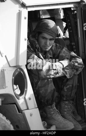 SAROBI, Afghanistan - Un afgano traduttore inglese per le forze americane si appoggia sul sedile posteriore di un HMMWV durante la Forza internazionale di assistenza alla sicurezza (ISAF) missione, operazione Eagle, 18 ottobre 2008. L'operazione è stata condotta da ottobre 17-18 e incluso americana e francese forze militari, insieme con l'Esercito nazionale afgano e la polizia nazionale afgana (ANP) truppe. Lo scopo dell'operazione era quello di rafforzare la ANA e ANP l'influenza nella zona e per contribuire a promuovere la loro guerra le capacità di lottare contro il indipendentemente contro i ribelli. (ISAF foto di MC1 Michael E. Wagoner)(rilasciato Foto Stock