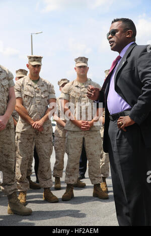 Maceo Frank parla di un gruppo di Marines e funzionari di polizia militare dopo una cerimonia riconoscendo la Marine Corps Air Station Cherry Point Provost Maresciallo dell'Ufficio per guadagnare il riconoscimento federale presso la stazione di aria Luglio 17, 2014. Frank è l applicazione della legge Academy Direttore Est con sede Marine Corps' piani, politiche e delle operazioni di applicazione della legge e le correzioni di filiale. Cherry Point PMO raggiunga l'eccellenza operativa, guadagni 140717 accreditamento-M-SR938-011 Foto Stock