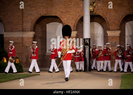 I membri dell'U.S. Marine Corps Band eseguire durante una serata Parade presso caserma marini Washington a Washington D.C., il 18 luglio 2014. Il Comandante generale della British Royal Marines, il Mag. Gen. Martin Smith, non mostrato, è stato ospite di onore per la parata. (U.S. Marine Corps photo by Staff Sgt. Brian Lautenslager, USMC Combattere la telecamera/RILASCIATO) British Royal Marines Comandante generale visita e corteo 140718-M-OH106-038 Foto Stock