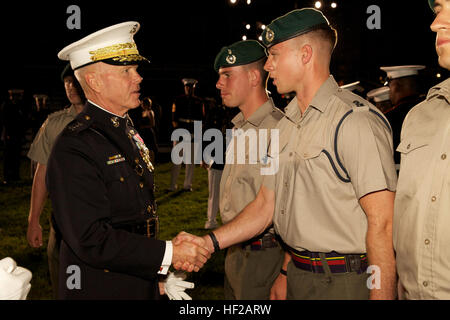 Il comandante del Marine Corps, Gen. James F. Amos, sinistra, saluta la British Royal Marines seguendo la sfilata serale a caserma marini Washington a Washington D.C., il 18 luglio 2014. Serata di sfilate si svolgono ogni venerdì durante i mesi estivi. (U.S. Marine Corps foto di Sgt. Mallory Vanderschans/RILASCIATO) sera Parade 140718-M-LU710-359 Foto Stock