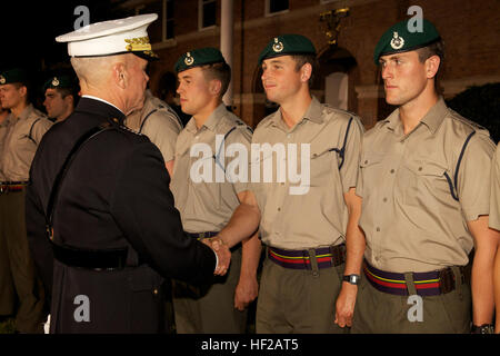 Il comandante del Marine Corps, Gen. James F. Amos, sinistra, saluta la British Royal Marines seguendo la sfilata serale a caserma marini Washington a Washington D.C., il 18 luglio 2014. Serata di sfilate si svolgono ogni venerdì durante i mesi estivi. (U.S. Marine Corps foto di Sgt. Mallory Vanderschans/RILASCIATO) sera Parade 140718-M-LU710-371 Foto Stock