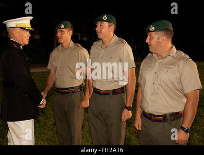 Il comandante del Marine Corps, Gen. James F. Amos, sinistra, saluta la British Royal Marines seguendo la sfilata serale a caserma marini Washington a Washington D.C., il 18 luglio 2014. Serata di sfilate si svolgono ogni venerdì durante i mesi estivi. (U.S. Marine Corps foto di Sgt. Mallory Vanderschans/RILASCIATO) sera Parade 140718-M-LU710-381 Foto Stock