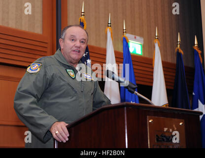 Air Force gen. Philip Breedlove, commander, U.S. Comando europeo, all'USEUCOM Guardia Nazionale dello stato del programma di Partenariato Conferenza, Garmisch-Partenkirchen, Germania, 21 luglio 2014. (U.S. Esercito nazionale Guard foto di Sgt. 1. Classe Jim Greenhill/RILASCIATO) Noi comando europeo la guardia nazionale dello Stato del programma di partenariato conferenza 140721-Z-DZ751-004 Foto Stock