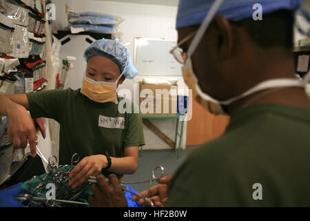 Petty Officer di terza classe Xin Wu, un tecnico chirurgico con Camp Taqaddum chirurgico, 1° Battaglione di manutenzione (-) (rinforzato), 1° Marine Logistics Group, 26 dal San Francisco, prepara gli strumenti medici in sala operatoria durante un incidente di massa del trapano, il 31 ottobre 2008. La punta necessaria al personale di trattare più pazienti con una varietà di ferite. Questi scenari testati la capacità dello staff di reagire tempestivamente alle situazioni che potrebbero verificarsi in un ambiente di combattimento. Mass casualty trapano a Camp Taqaddum DVIDS127321 Foto Stock