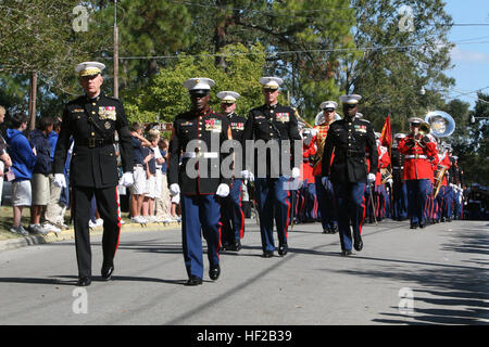 20081103-M-8689P-001 - gen. James T. Conway, 34th Comandante del Marine Corps, lungo con Sgt. Principali Carlton W. Kent, xvi sergente maggiore dei Marine Corps, piombo Marines dalla caserma marini Washington durante Gen Robert H. carriole' funerale in St. Francisville, La., nov. 3. I tumuli, la ventisettesima CMC, un veterano di tre guerre, con più di 40 anni di servizio, passate ott. 30. USMC-081103-M-8689P-001 Foto Stock