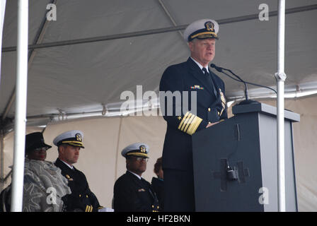 Capo di operazioni navali (CNO) Adm. Gary Roughead parla durante la cerimonia di messa in servizio del programma Littoral Combat Ship USS libertà (LCS 1) a veterani del parco. La libertà è il primo programma Littoral Combat Ship ed è un combattente innovativo progettato per operare velocemente in acqua poco profonda degli ambienti per contrastare le minacce impegnativo nelle regioni costiere, in particolare le miniere, sottomarini e superficie veloce imbarcazione. (U.S. Foto di Marina di Massa lo specialista di comunicazione 2a classe Katherine Boeder/RILASCIATO).. Capo di operazioni navali 081108-N-QY964-049 Foto Stock