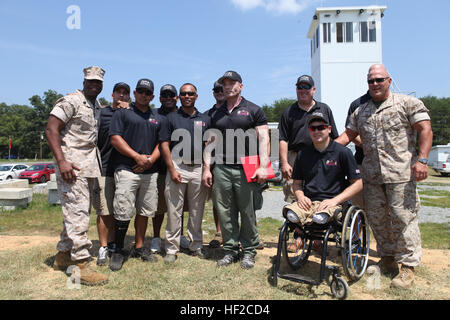 Molti Marines e i veterani con il guerriero ferito reggimento viaggiato a Quantico con il combattimento Marine all'aperto (OCM) per armi da fuoco con i membri della Drug Enforcement Agency (DEA). In aggiunta alle armi da lancio, Sgt. Ivan Sears è stato presentato il suo meritorio promozione garantisce e agente speciale Giuseppe Piersante ha ricevuto un certificato di encomio da guerriero ferito reggimento comandante, Lt. Col. T. Shane Tomko. Combattenti feriti prendano di mira con la DEA e la lotta all'aperto marino 140804-M-XU385-501 Foto Stock