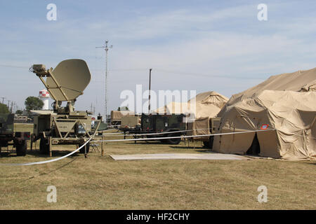 La trentacinquesima divisione di fanteria del Kansas esercito nazionale Guard usato un Satellite terminale trasportabile per aiutare con le comunicazioni per la Joint Task Force Santa Fe durante la vigile protezione 2014 ospitato dal Kansas Guardia Nazionale a Salina, Kan., 4-7 agosto, 2014. Vigili Guard è una grande scala, multi-stato disaster scenario risposta sponsorizzato da U.S. Comando Nord e la Guardia Nazionale Ufficio di presidenza. (Foto di Capt. Michael Sullivan, 105Mobile degli affari pubblici distacco) Joint Task Force Santa Fe coordina con successo gli sforzi militari durante la vigile protezione 140805-Z-SU850-036 Foto Stock