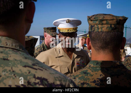 Il tenente gen. Ronald L. Bailey, vice comandante per piani, politiche e operazioni, indirizzi Marines e marinai con scopo speciale Marine Air Ground Task Force sud sul ponte di volo del futuro assalto anfibio nave USS America (LHA 6) durante una visita di porta a Rio de Janeiro, Brasile, 7 Agosto, 2014. Gen. Bailey ha parlato del significato del lavoro i Marines e marinai hanno compiuto e il futuro dell'SPMAGTF in Marine Corps. SPMAGTF-Sud è attualmente impegnato a bordo di America sulla sua fanciulla di transito, soprannominato 'America visite nelle Americhe. " (NEGLI STATI UNITI Marine Corps foto di Cpl. Fare Foto Stock