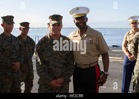 Il tenente gen. Ronald L. Bailey (a destra), il vice comandante per piani, politiche e operazioni, posa per una foto con la CPL. Nicholas Peitrowiak, trasporto a motore meccanico con scopo speciale Marine Air Ground Task Force Sud e un nativo di Milwaukee, Wisconsin, affrontando Marines e marinai con il SPMAGTF sul ponte di volo del futuro assalto anfibio nave USS America (LHA 6), 7 Agosto, 2014. Gen. Bailey ha parlato del significato del lavoro i Marines e marinai hanno compiuto e il futuro dell'SPMAGTF in Marine Corps. SPMAGTF-Sud è attualmente impegnato a bordo di America su Foto Stock