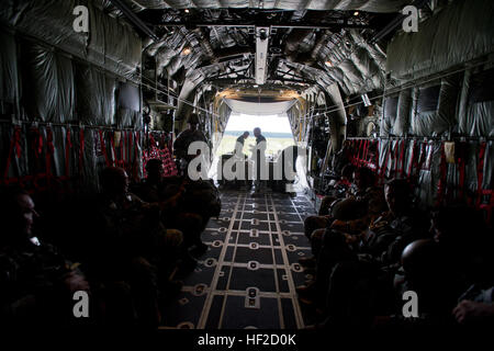 I membri del servizio con la Carolina del Nord e Virginia Occidentale guardie nazionali preparare un C-130 cargo aereo per il decollo a Fort Pickett, Virginia, e il Agosto 8, 2014, durante una caduta di aria missione di addestramento. Questa è stata la prima volta in North Carolina ha completato un air drop missione di addestramento da brogli i fasci per tutto il percorso attraverso la raccolta dei fasci di caduta. (U.S. Esercito nazionale Guard Photo by Staff Sgt. Maria Junell / rilasciato) NC guardie condotta antenna missione di rialimentazione 140808-Z-GT365-021 Foto Stock