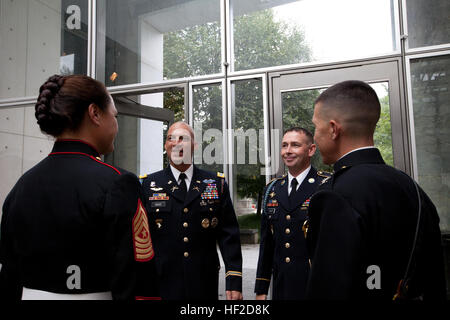 Il Sergente Maggiore della caserma marini Washington, Sgt. Il Mag. Angela Maness, sinistra, parla con gli ufficiali dell'esercito durante un tramonto Parade ricevimento in donne in servizio militare per l'America Memorial in Arlington, Virginia, Agosto 12, 2014. La reception era in onore del mare-rami di base del servizio. (U.S. Marine Corps photo by Lance Cpl Giacobbe R. Bozic/RILASCIATO) Tramonto Parade 140812-M-GR671-026 Foto Stock