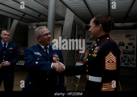 Il Sergente Maggiore della caserma marini Washington, Sgt. Il Mag. Angela Maness, destra saluta uno del tramonto Parade ospiti d'onore, Master Chief Petty Officer della Coast Guard, Master Chief Petty Officer Steven W. Cantrell, durante la sfilata ricevimento in donne in servizio militare per l'America Memorial in Arlington, Virginia, Agosto 12, 2014. La reception era in onore del mare-rami di base del servizio. (U.S. Marine Corps photo by Lance Cpl Giacobbe R. Bozic/RILASCIATO) Tramonto Parade 140812-M-GR671-022 Foto Stock