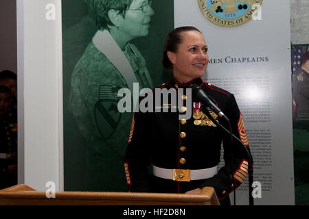 Il Sergente Maggiore della caserma marini Washington, Sgt. Il Mag. Angela Maness, dà un indirizzo durante un tramonto Parade ricevimento in donne in servizio militare per l'America Memorial in Arlington, Virginia, Agosto 12, 2014. La reception era in onore del mare-rami di base del servizio. (U.S. Marine Corps photo by Lance Cpl Giacobbe R. Bozic/RILASCIATO) Tramonto Parade 140812-M-GR671-104 Foto Stock